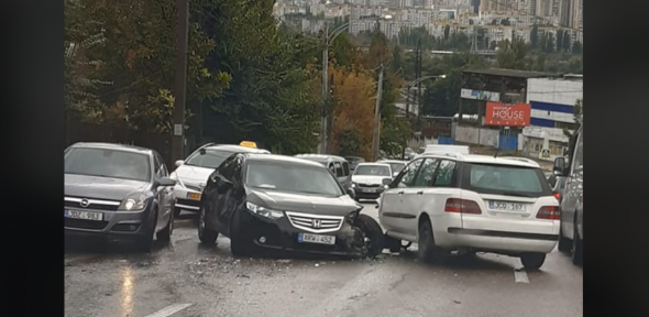 Accident pe strada Vadul Lui Vodă din capitală. Automobilele și-au smuls roțile reciproc în urma impactului frontal